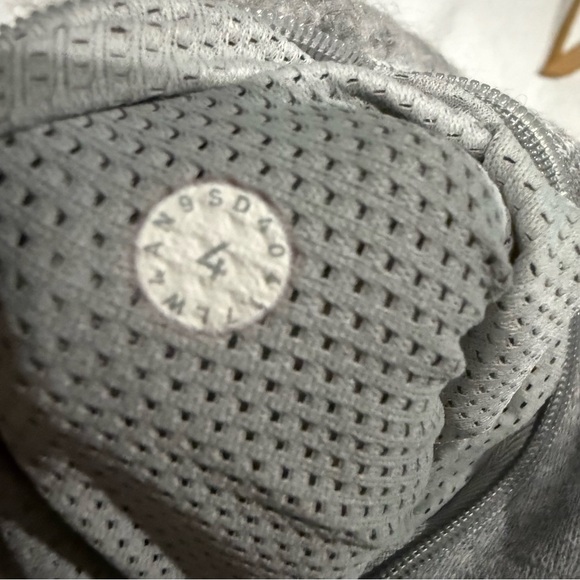 Lululemon Stand Out Sherpa Jacket
Heathered Core Light Grey / Silver Drop size 4 - Picture 11 of 13